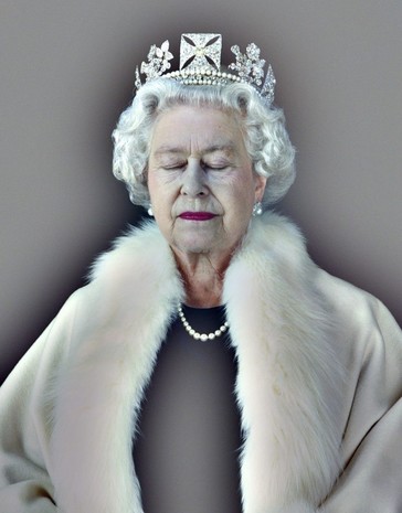 En esta imagen, “La levedad del ser”, La Reina Isabel II fue fotografiada por Chris Levine (copyright del artista 2008-2010).